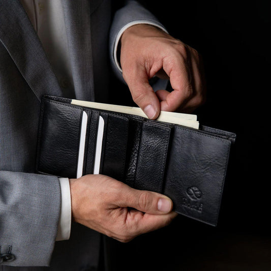 Homme vérifiant ses cartes dans un portefeuille en cuir avant un déplacement