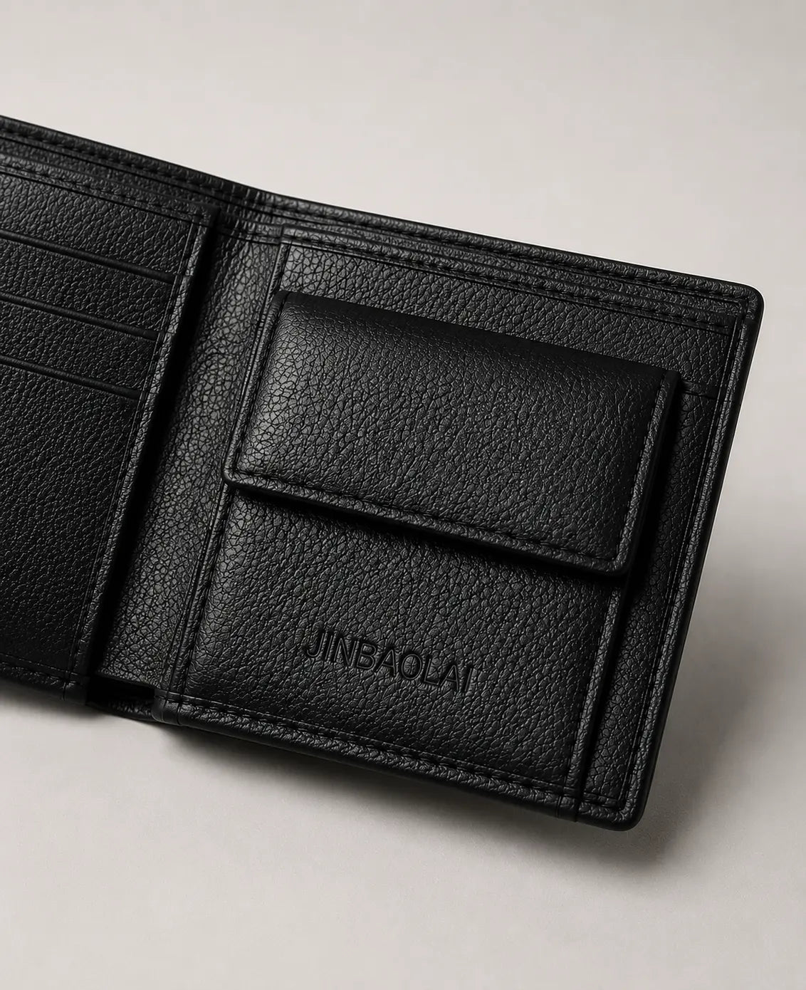 Zoom sur le porte-monnaie zippé du portefeuille en cuir pour homme avec rangement intérieur pratique