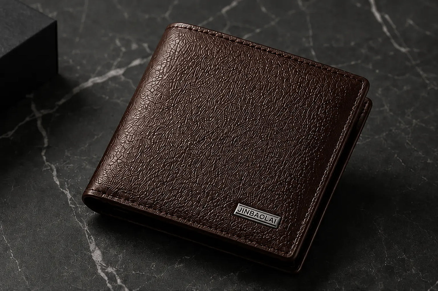Portefeuille en cuir marron jinbaolai classe posé sur sol en marbre