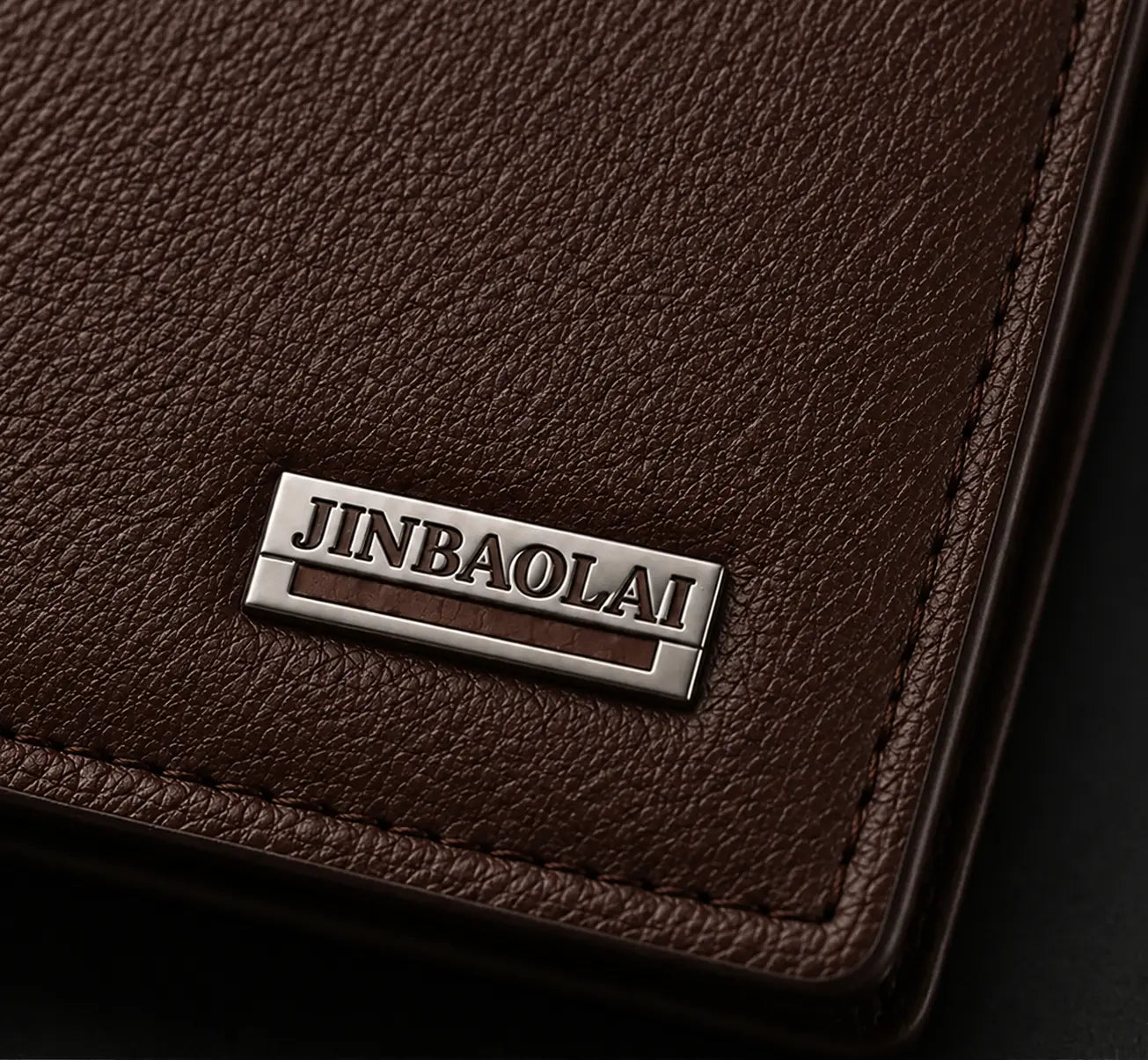 Zoom sur le logo jinbaolai d'un portefeuille en cuir marron pour homme