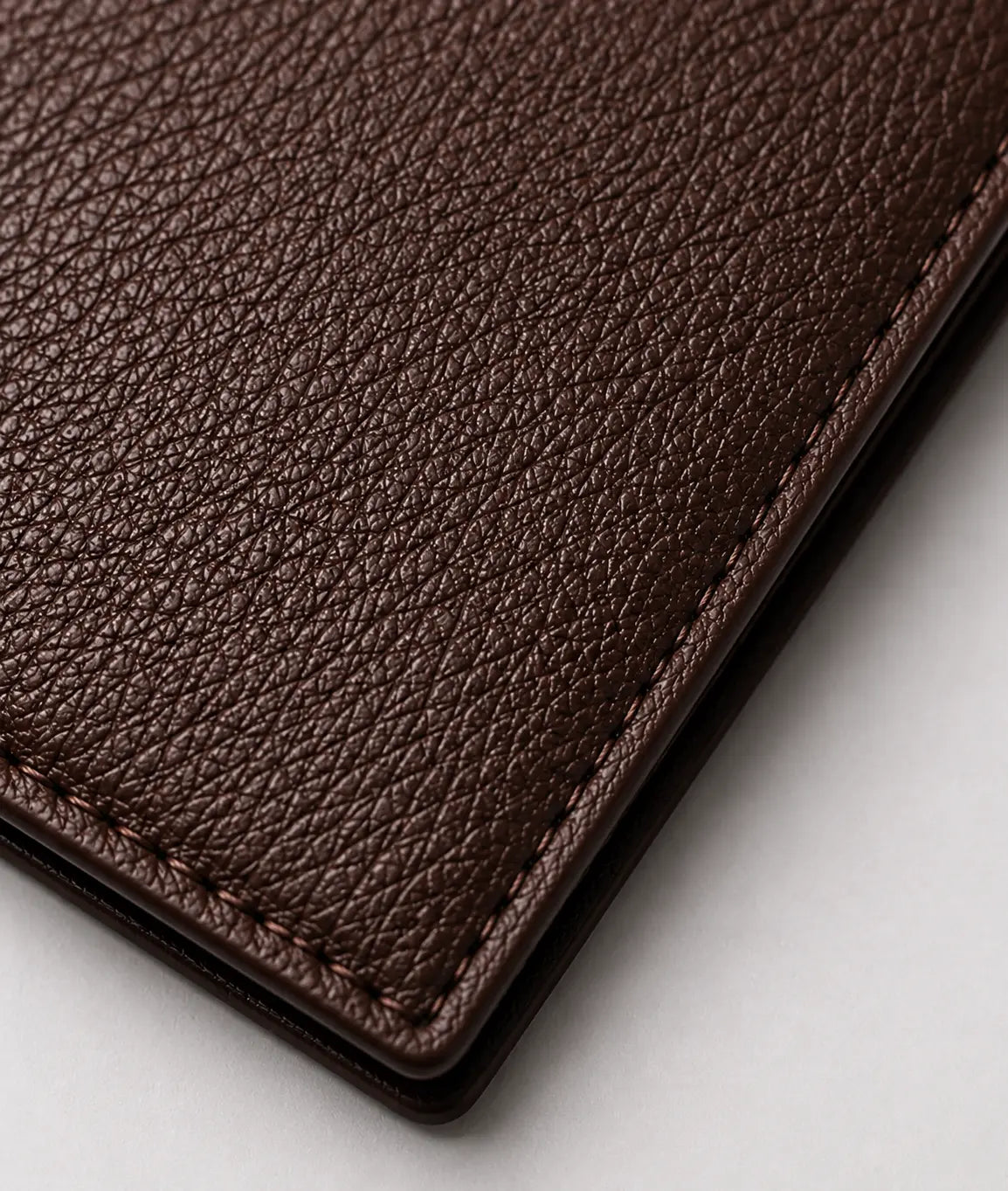 Zoom sur le cuir marron du portefeuille pour homme jinbaolai