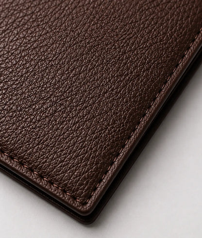 Zoom sur le cuir marron du portefeuille pour homme jinbaolai